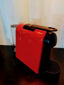 Uma maquina nespresso Essenza Mini Vermelha