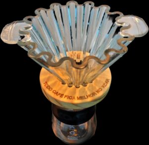 Um koar glass com basse de madeira em cima de um decanter